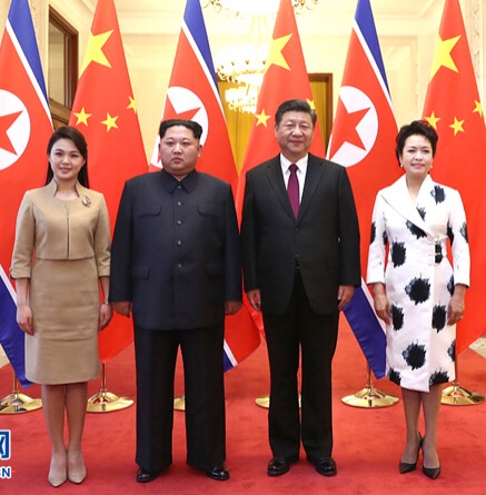 朝鮮勞動黨委員金正恩（左二）攜夫人李雪主（左）證實訪問中國，會晤習近平（右二）與其夫人彭麗媛。   圖：翻攝新華網