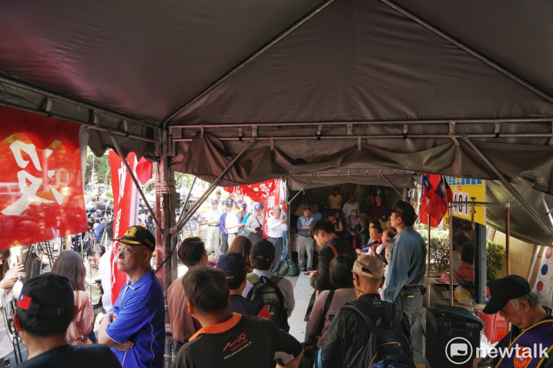 外傳台北市政府今天將拆除位在立法院正門外的反軍改團體—八百壯士的帳篷，為此，八百壯士團體上午發出動員令，要成員守護帳篷到底，但目前僅有少數人到場聲援。   圖：張良一/攝