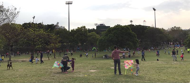 位於台灣最北端的石門鄉，除了有名的劉家肉粽、老梅石槽，也有「風箏故鄉」美稱，每年門風箏節吸引國內、外風箏好手大展身手，就在石門的風箏公園成為放風箏首選。   圖 ：新北市觀旅局/提供