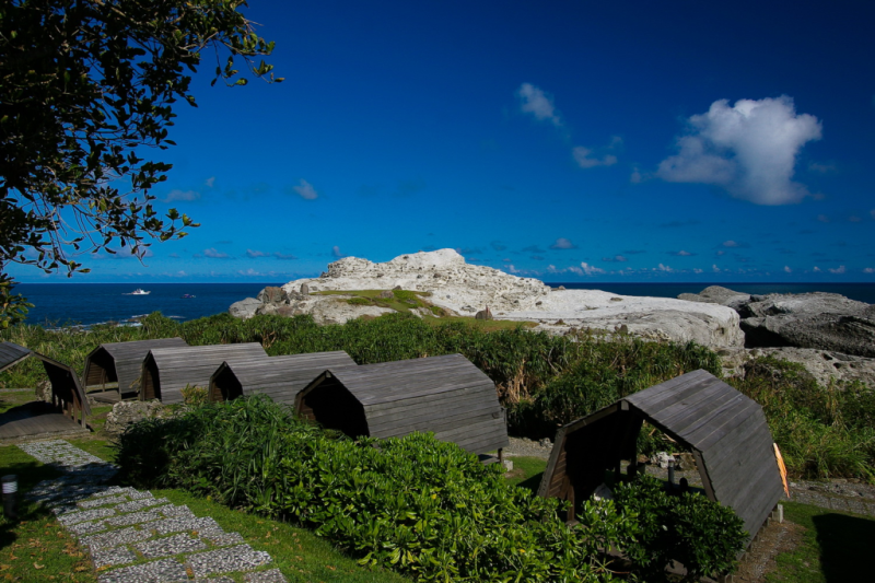 花蓮石梯坪是許多網路上必推的露營地，因為是全台唯一傍海而建，擁有絕佳的地理位置，能近距離欣賞海岸礁石與太平洋的湛藍美景與夜晚的星空夜景，相當炙手可熱的露營地！   圖：東部海岸國家風景區官網提供