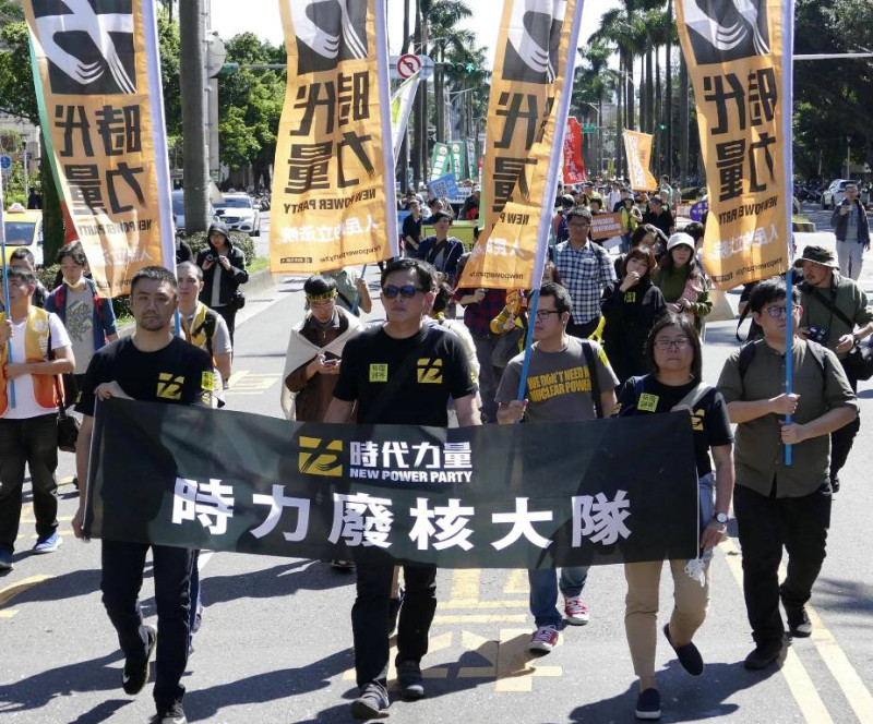 時代力量主席黃國昌率同志參加反核大遊行，表達堅決反核決心。   圖/取自時代力量臉書