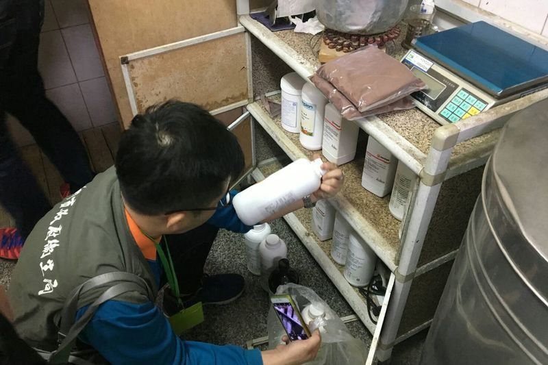 昨（２７）日台南市一間地下羊乳工廠對外保證百分之百純正鮮乳銷售十多年，遭檢調及台南市衛生局查獲涉嫌以牛奶粉、奶精調製後假冒羊乳。   圖：台南市政府/提供