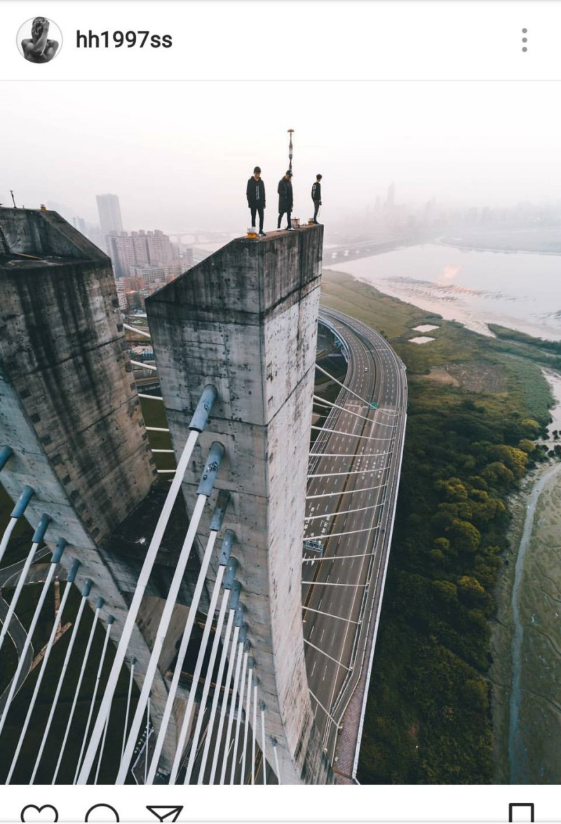 新北市3名男子竟爬上距離地面高達135.75公尺的新北大橋塔柱模仿國外極限高樓攀登運動，透過空拍機拍下現場畫面上傳社群網站。   圖：翻攝自李翰昇Instagram