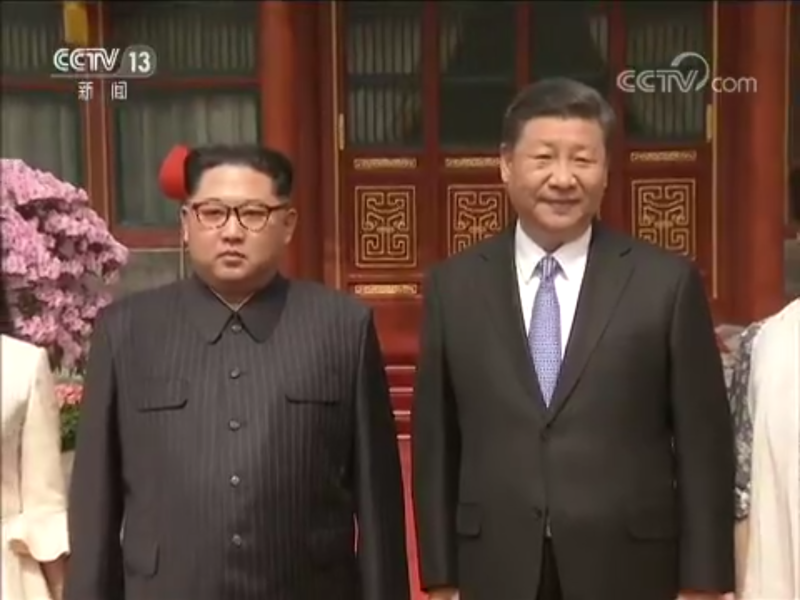 對於北韓領導人金正恩（左）訪問北京會晤中國國家主席習近平，白宮認為，情勢正朝正確方向發展。   圖：翻攝自央視畫面