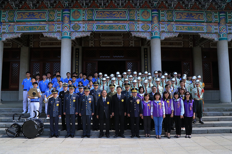 參加春祭國殤典禮人員在忠烈祠前合影。   圖 : 台中市政府/提供