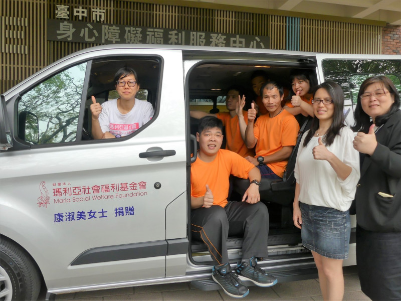 台中市愛心家園陳怡君園長（右一）接受康淑女士的女兒林嘉玲（右二）捐贈「康乃馨號」交通車。   圖：瑪利亞基金會/提供