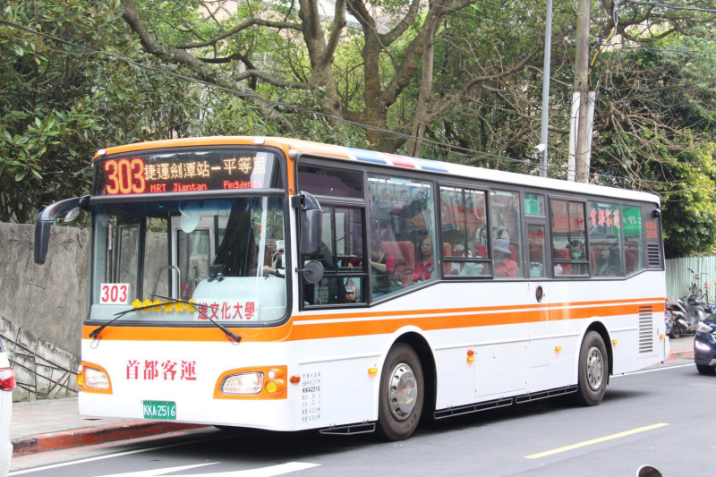 3/31為政府行政機關補行上班日，台北市公車將以平日班距正常營運。   圖：翻攝巴士在台臉書