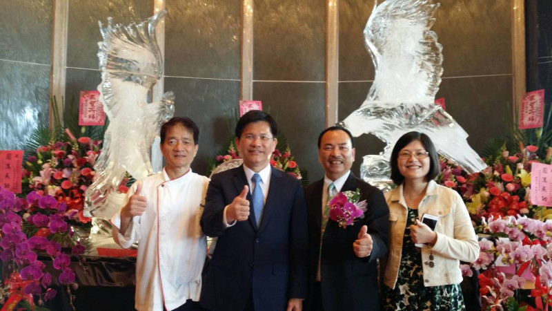 台中市長林佳龍（左二）及勞工局長黃荷婷（右一）到場祝賀。   圖：中華民國餐飲業工會全國聯合會/提供