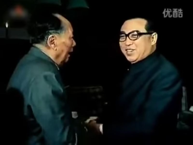 北韓領導人祖孫三代都與中國關係密切，金正恩的爺爺金日成（右）過去每年都會到訪中國，甚至一年兩次，一直維持到1976年中國領導人毛澤東（左）逝世。   圖：翻攝自Youtube