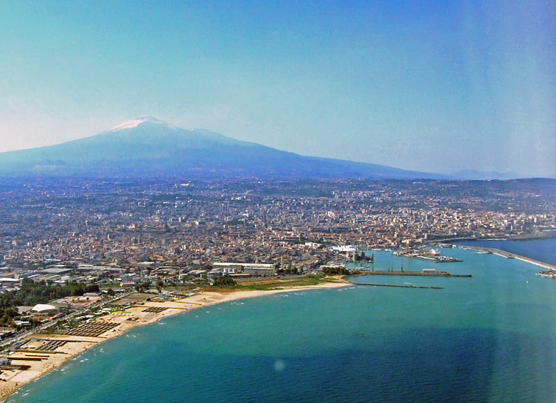 義大利西西里島埃特納火山是歐洲著名的活火山，目前仍有噴發活動。   圖：翻攝維基網站