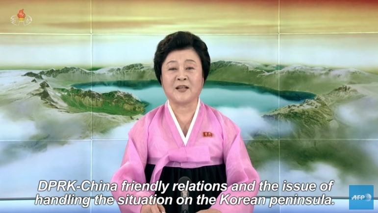 金正恩訪中紀錄片找來北韓資深主播李春姬，以其獨特的高亢聲調配音。   圖：翻攝Youtube