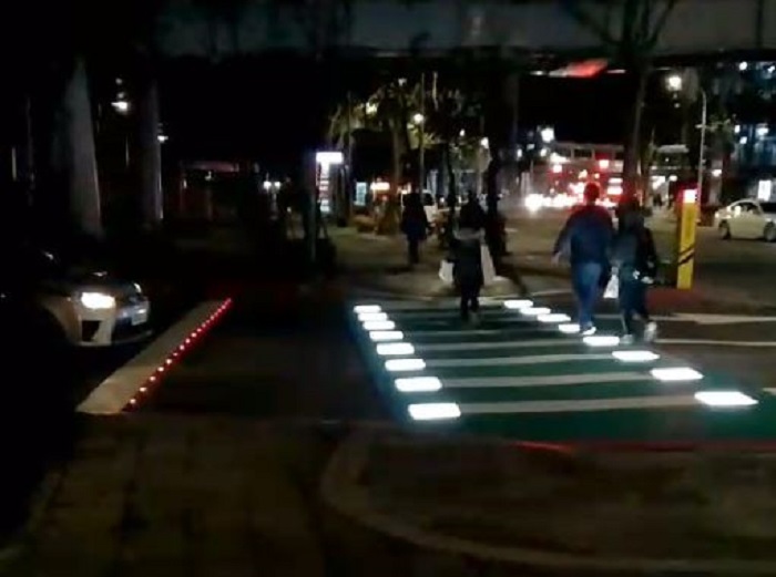 板橋區新府路市民廣場停車場出口處設置的加強版LED行穿線。   圖：新北市交通局/提供