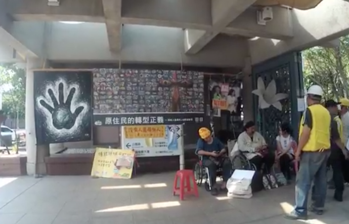 台北市政府今日9點拆除捷運站外的攤位，以及228公園中的原住民族地景擺設。過程中，原民團體未與北市府人員衝突，而是聚集在一旁唱族語歌曲。   圖：翻攝馬躍・比吼臉書