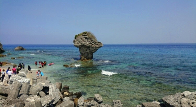花瓶石為小琉球島上最著名的景點！   圖：翻攝自《TripleFeet》APP