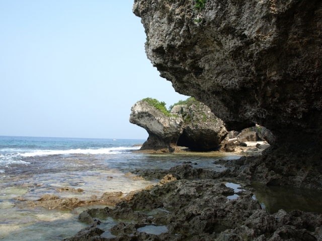 位於美人洞下方海域之礁岩，有如靈龜出海般的保佑出海平安！   圖：翻攝自小琉球旅遊資訊網