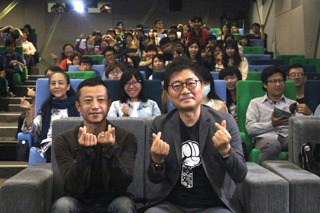 楊雅喆(左)提及姜帝圭(右)導演在《登陸之日》提出一個台灣導演難以提問的問題，「到底甚麼是愛國」。   圖：高雄市電影館/提供