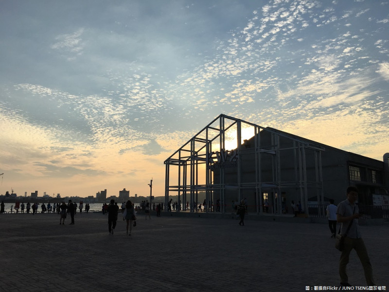 棧貳庫的夕陽美景營造出港濱亮點，成為全國最大老倉庫活化的成功案例。   圖：翻攝自Flickr／JUNO TSENG開放權限