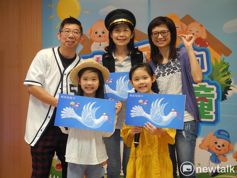 「2018新北市歡樂兒童月系列活動」邀童星左左、右右代言，由副市長呂衛青宣布五大禮。   圖：王峻昌/攝