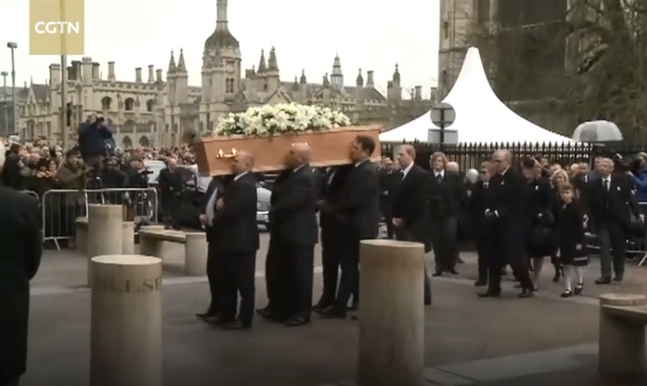 英國著名物理學家霍金大約500名親友和同事，今天出席他在劍橋的私人喪禮。   圖：翻攝自Youtube