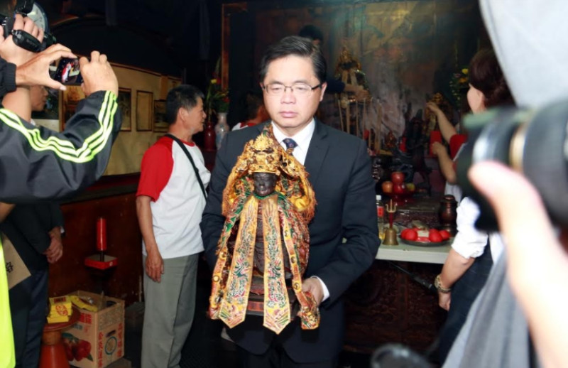 台南市長李孟諺出席西來庵噍吧哖紀念館神像遷移儀式，盼提升西門商圈品牌價值及歷史地位。   圖：台南市政府/提供