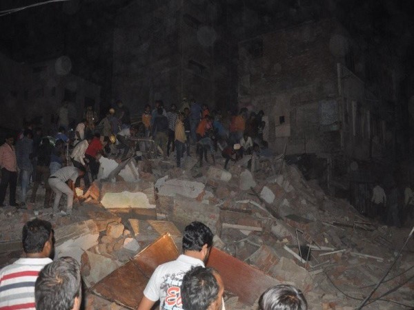 印度中部城市印多爾發生4層樓飯店倒塌事故，至少9死並傳出約有50人被掩埋在瓦礫下。   圖：翻攝《Times of India》推特