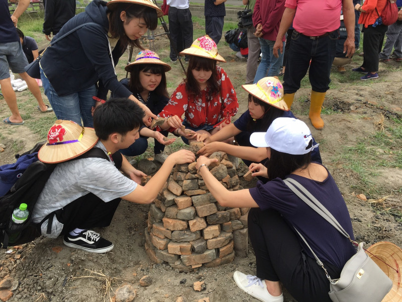 日本學生學習堆土窯。   圖 : 高雄市農業局/提供