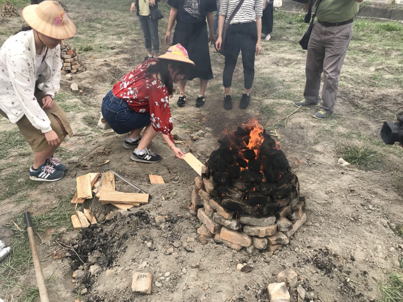 日本學生生火烤土窯。   圖 : 高雄市農業局/提供