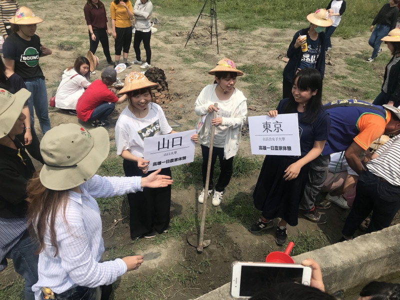 學生們舉著牌子，顯示他們是從日本哪一個城市來的。   圖 : 高雄市農業局/提供