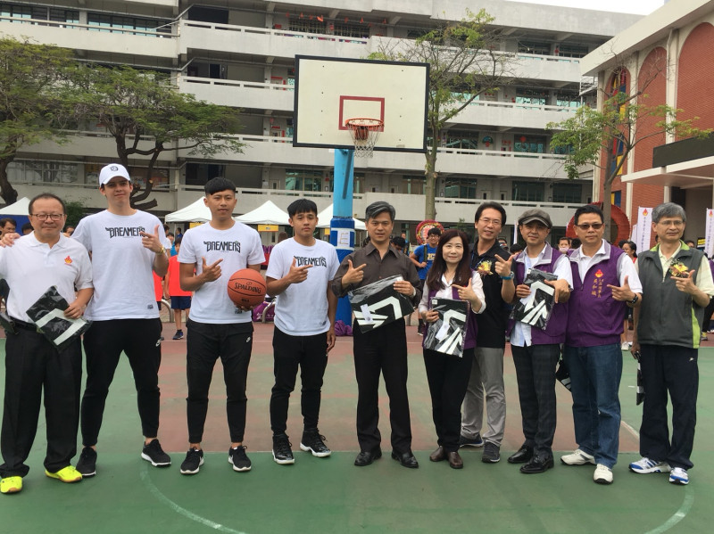 第七屆台中市全人青少年三對三鬥牛籃球賽今(1)日登場。   圖：台中市政府教育局/提供