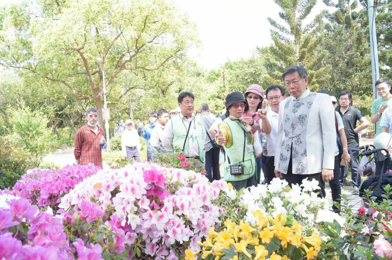 台北杜鵑花季「千人野餐音樂會」今天（1日）在大安森林公園登場，台北市長柯文哲也現身參加。   圖：台北市政府/提供