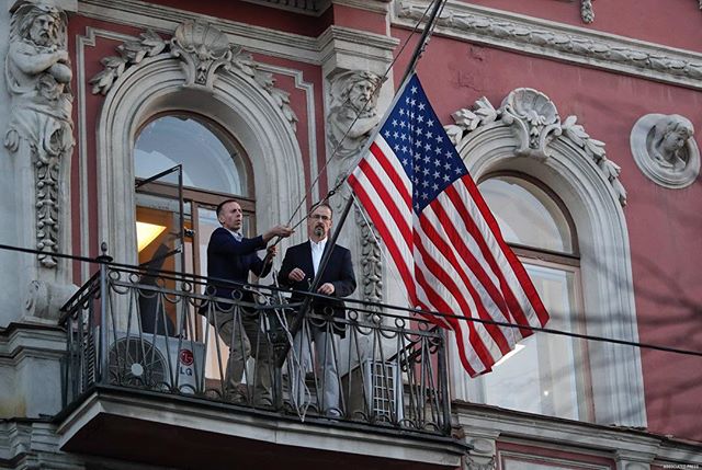 美國使館人員在聖彼得堡領事館降下美國國旗。   圖 : 翻攝自環球網