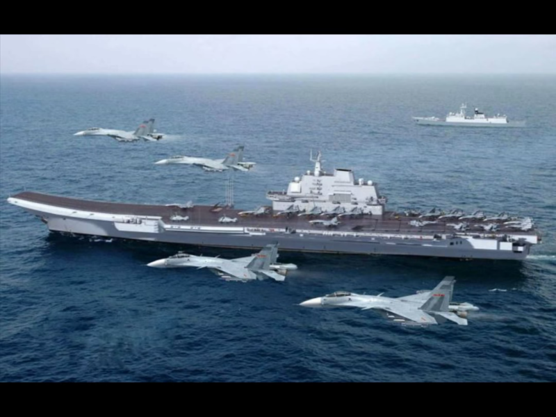 此前有衛星照片顯示，中國的航空母艦遼寧號現身南中國海，而且有至少40艘軍艦和潛艇分列在遼寧號航母前後，空中還有軍機編隊飛行。   圖：翻攝自Youtube