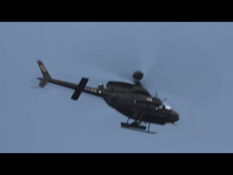 上月OH-58D戰搜直升機進行「緊急狀況處置」飛行訓練時，打算從800公尺下降到100公尺時，因學員在高度判斷上出現落差，教官發現後雖立即更正，但仍造成直升機滑橇前端撞擊地面、外翻受損，所幸沒有造成人員身亡。   圖：翻攝自Youtube（資料畫面）