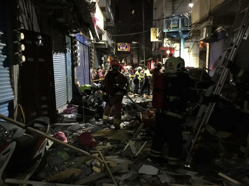 新北市三重區2日清晨發生氣爆意外，造成2死5傷，消防局出動大批人力救援。   圖：新北市消防局提供