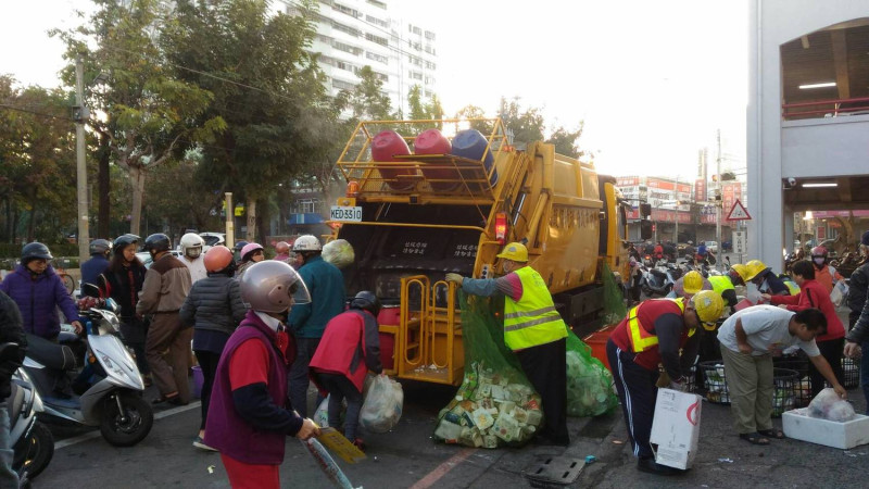 為了維護環境整潔，台中市環保局在清明連假期間加強垃圾收運服務。   圖：台中市環保局／提供