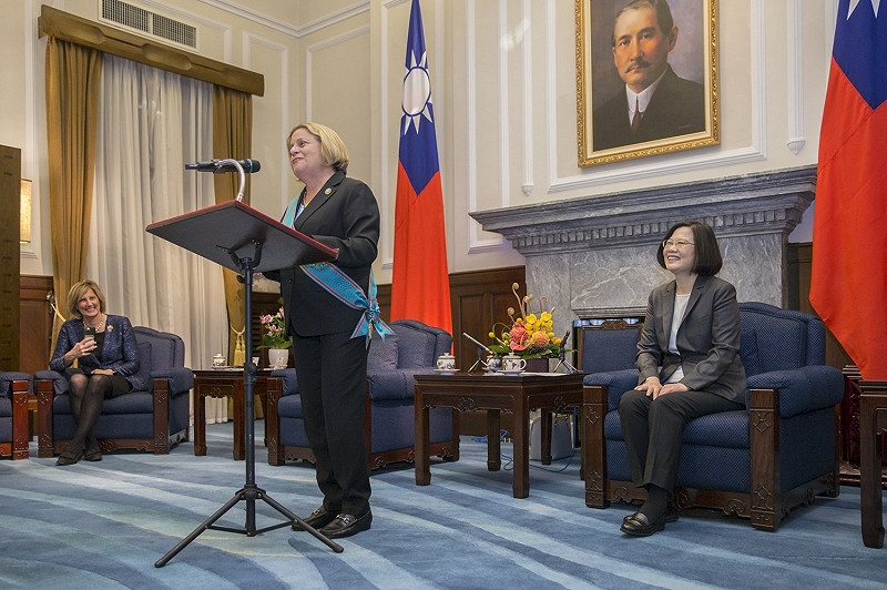 美國聯邦眾議院外交委員會榮譽主席羅斯蕾緹南（Ileana Ros-Lehtinen）2日接受蔡總統贈勳。   圖：總統府提供