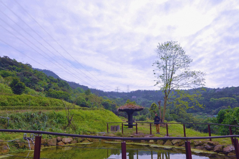 貓空茶葉盛名遠播，周邊的供茶園灌溉的農塘與涼亭，相當有農村漫遊的氛圍！   圖：台北市工務局提供