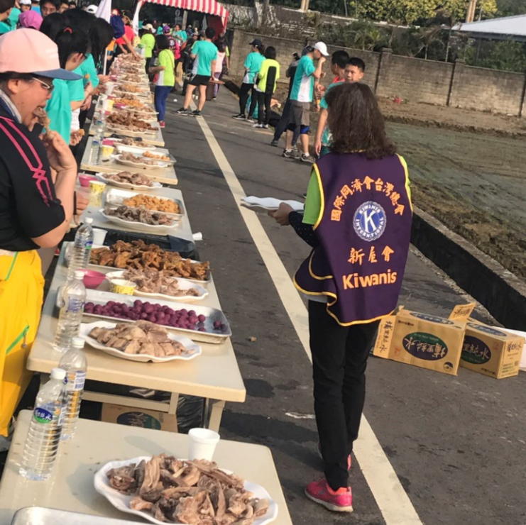 「2018新屋魚米之鄉馬拉松」補給站提供大量美食讓參賽跑者補充體力，網友直呼「沒報名虧大了」。   圖: 網友/提供