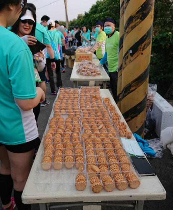 「2018新屋魚米之鄉馬拉松」澎湃的美食補給站，讓參加跑友笑稱是一場「吃到飽肥滋滋馬拉松」。   圖: 網友/提供