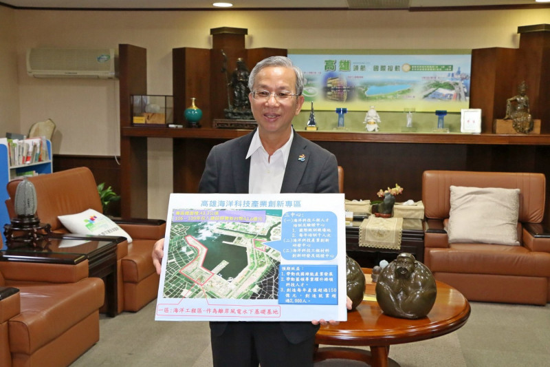 海洋局長林英斌說明海洋科技產業創新專區。   圖 : 高雄市政府/提供