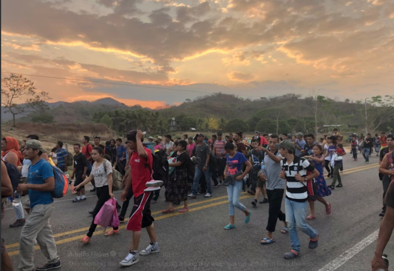 來自宏都拉斯、墨西哥等中南美洲國家大批移民日前組成隊伍，持續朝美國邊界前進，人數超過1500人。   圖：翻攝自Adolfo Flores推特