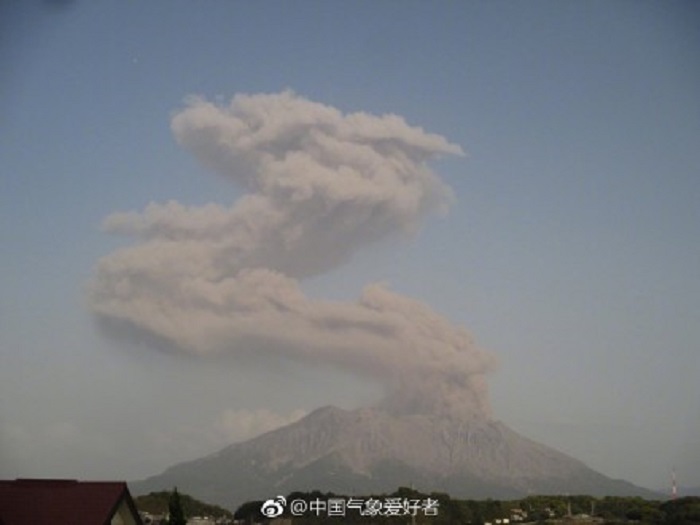 日本九州櫻島火山今（3）日下午發生火山爆發，火山灰呈龍型直衝高空。   圖：取自中國氣象愛好者
