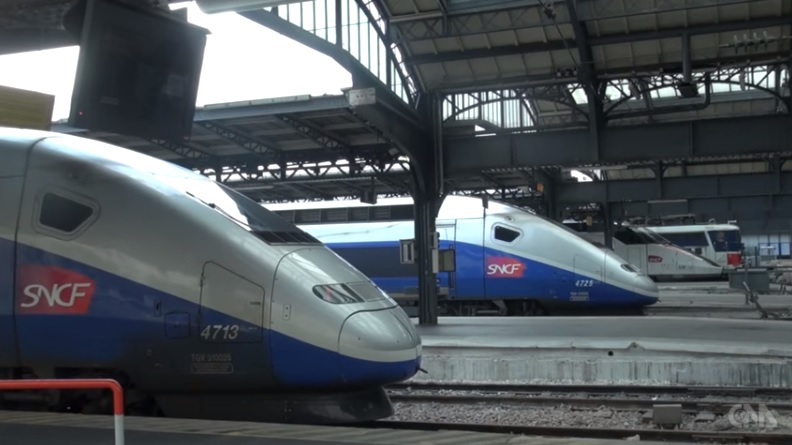 法國鐵路工人2日晚間展開為期約3個月的間歇性罷工，被稱為「黑色星期二」的重頭戲3日登場，多班列車取消。   圖：翻攝youtube