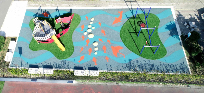 以航海傳奇快樂島為主題的八里左岸公園遊戲場則利用觀海視覺性佳的特性，營造海洋故事的設計主軸。   圖：新北市政府高灘地工程管理處/提供