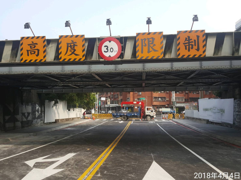 為配合鐵路高架化，台中市民生路地下道微填順平工程完成。   圖 : 台中市都發局/提供