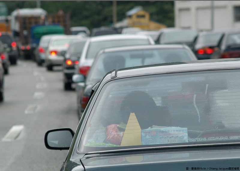 高公局表示，第一、二期老舊柴油車國道20公里免通行費優惠將於年底取消。   圖：翻攝自Flickr／Chiang Jacques開放權限