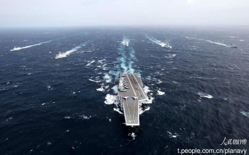 對解放軍集結40多艘軍艦在南海演練，外界認為中國將進行閱艦與大規模演習等動作。但大陸軍事專家認為，應是側重遼寧號航艦的作戰力提升，與對外國航艦等編隊的「針對性」演練。   圖 : 翻攝自中華網