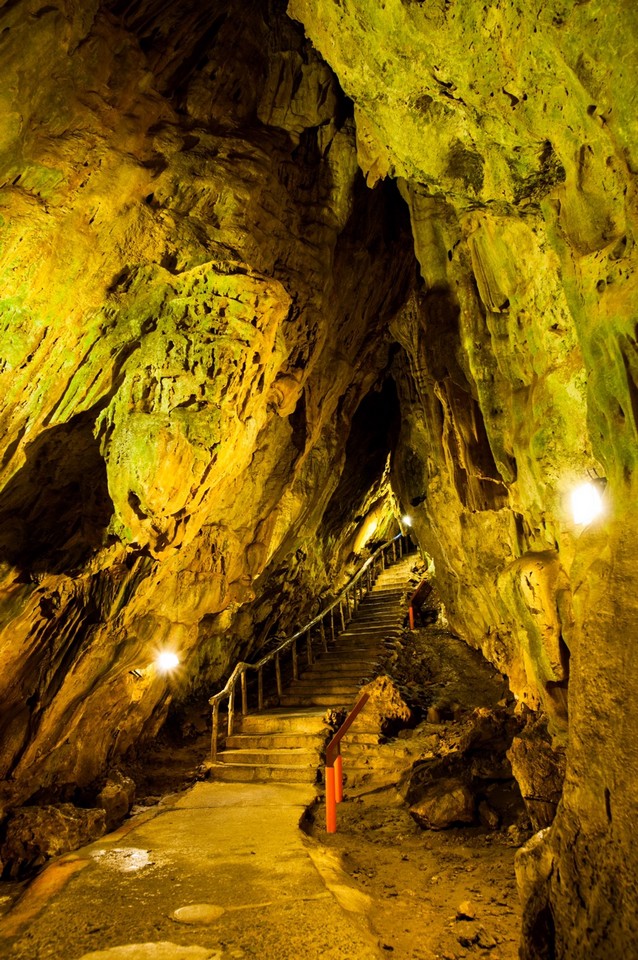 墾丁國家森林遊樂區的銀龍洞，可以與小孩一同到洞穴裡感受神秘！
   圖 ：林務局提供