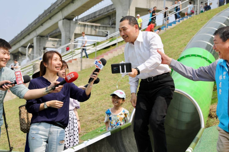 新北市長參選人侯友宜今(5)日前往台北大都會公園體驗7米高的大型溜滑梯。   圖：侯友宜競選辦公室/提供