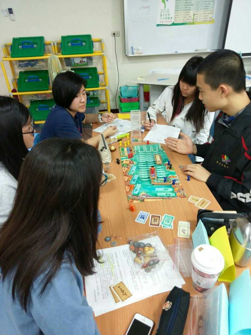 忠明高中舉辦「遊戲中學經濟」。   圖：台中市教育局/提供